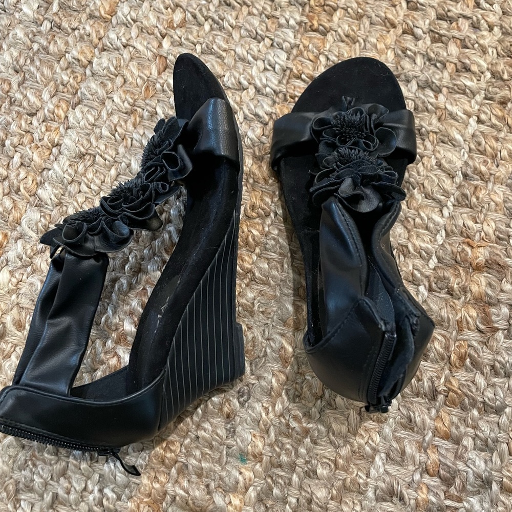 Women’s black floral wedge sandal
